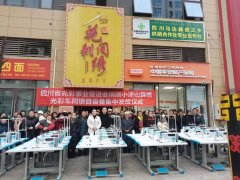 <b>实现“守着家、抱着娃、绣着花、养好家”的增</b>