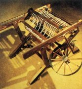 纺纱者一只手从垂直的纺纱杆中不断地抽出羊毛