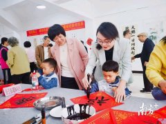 活动期间还举行了“妇企携手·缝忆鼍城”爱心捐