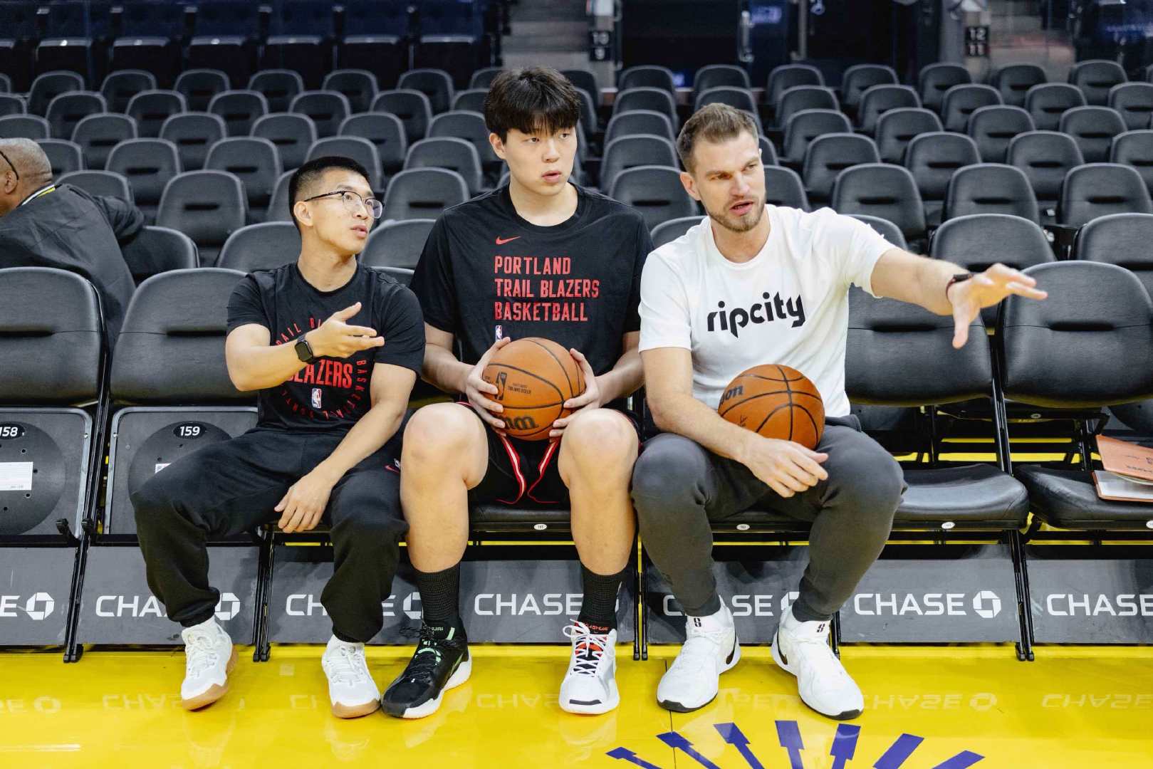 杨瀚森NBA季前赛处子秀交出4分4篮板，因犯满被迫