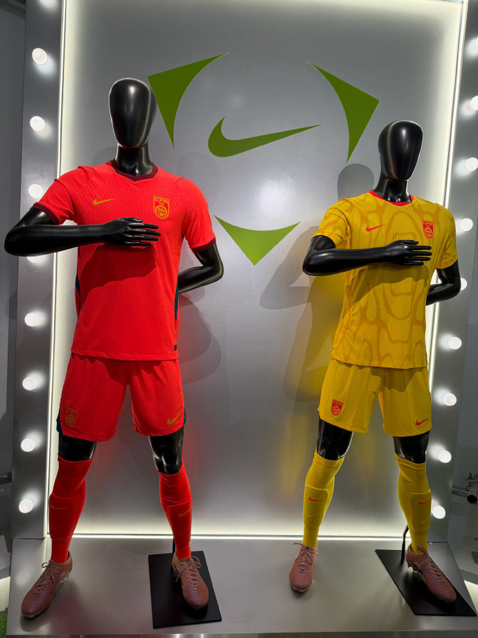 国足新款球衣亮相 邵佳一携球队备战关键友谊赛