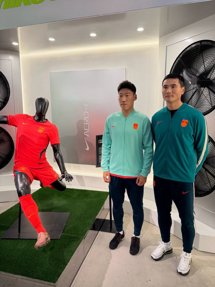 国足新款球衣亮相 邵佳一携球队备战关键友谊赛