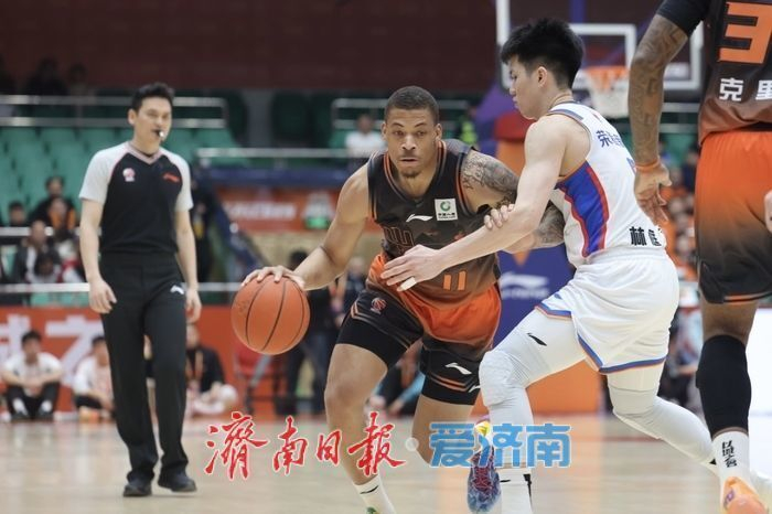 山东男篮半场领先14分，主场气势如虹