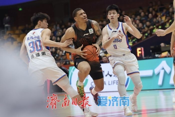 山东男篮半场领先14分，主场气势如虹