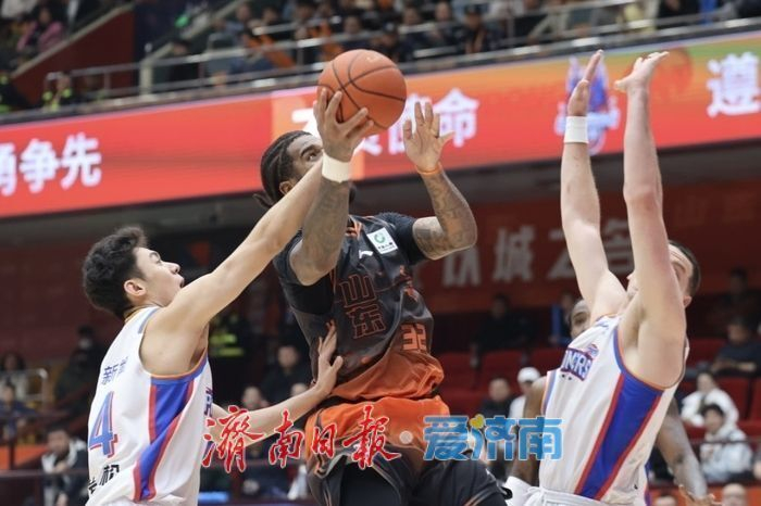 山东男篮半场领先14分，主场气势如虹