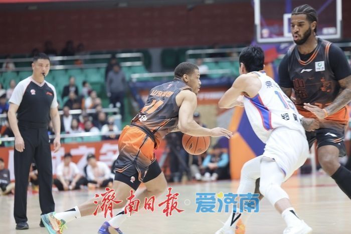 山东男篮半场领先14分，主场气势如虹