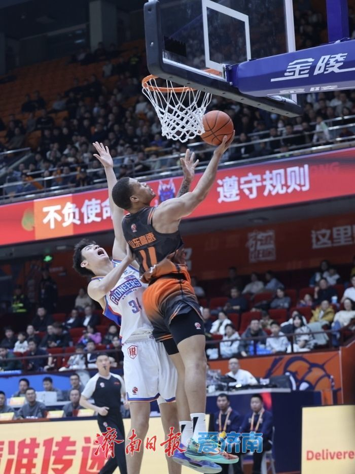 山东男篮半场领先14分，主场气势如虹