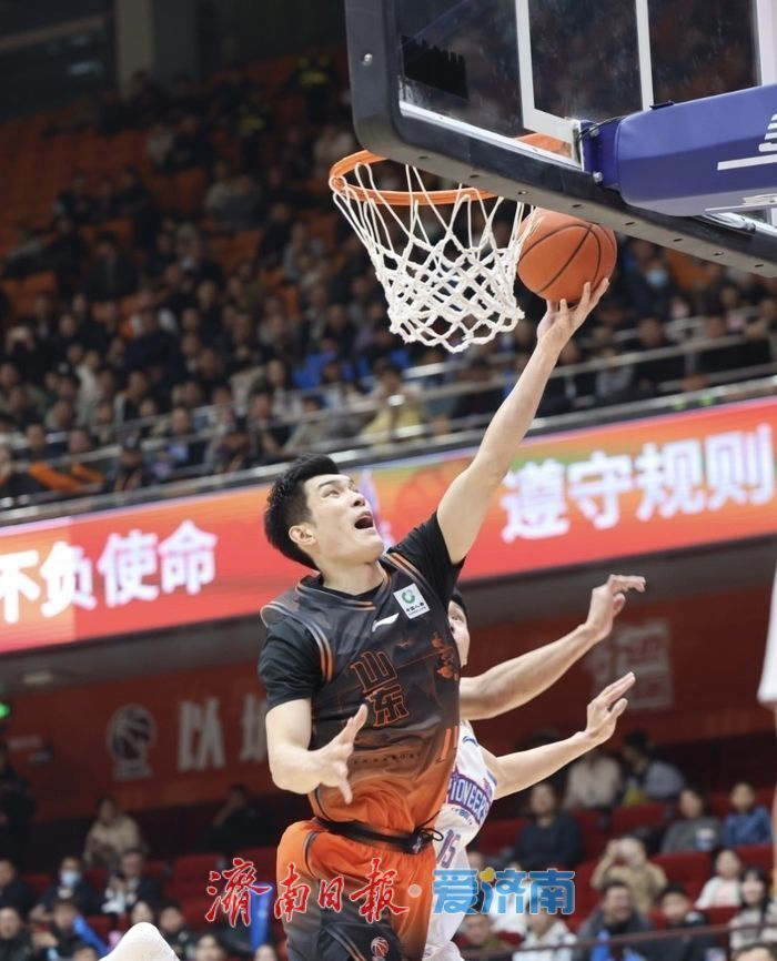 山东男篮半场领先14分，主场气势如虹
