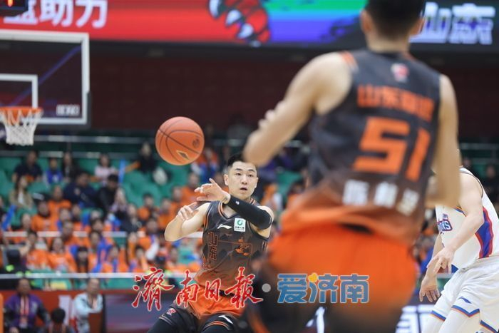 山东男篮半场领先14分，主场气势如虹