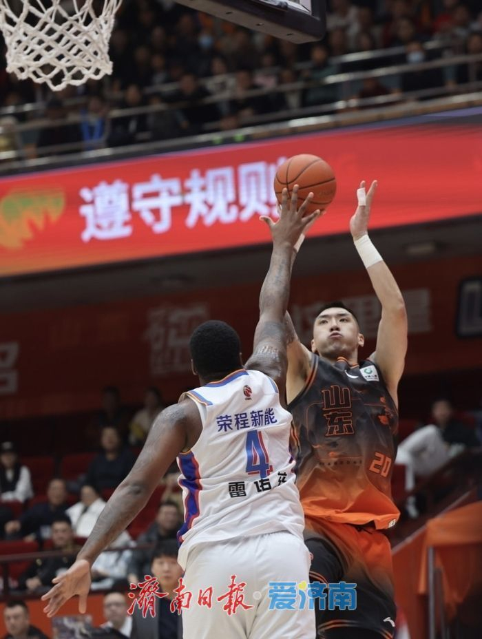 山东男篮半场领先14分，主场气势如虹