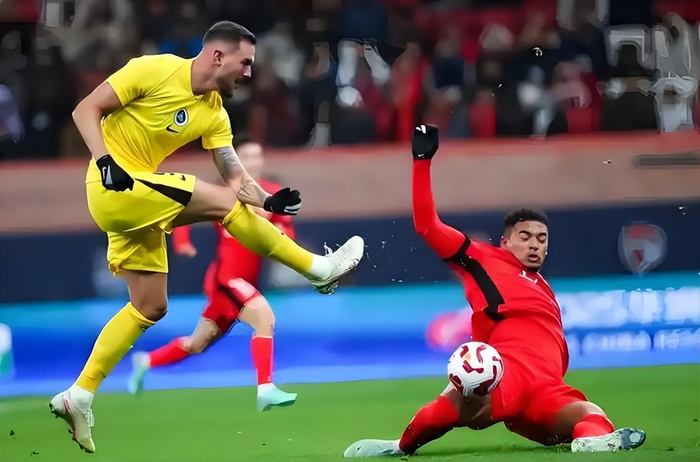 上港队启用蒯纪闻前腰角色 赛季战绩起伏引关注