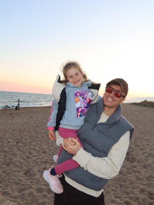 莱万多夫斯基家庭温馨时刻曝光 巴萨赛场内外双