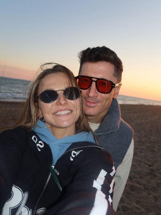 莱万多夫斯基家庭温馨时刻曝光 巴萨赛场内外双