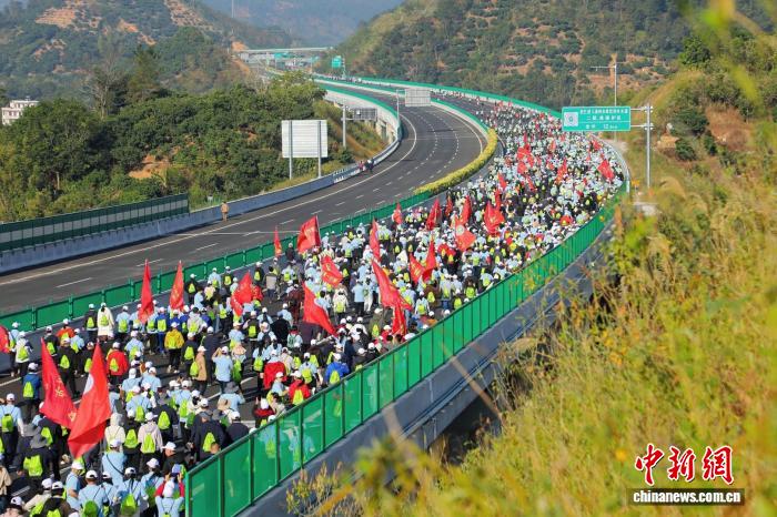 阳信高速通车引徒步盛宴 千人踏歌庆交通巨变