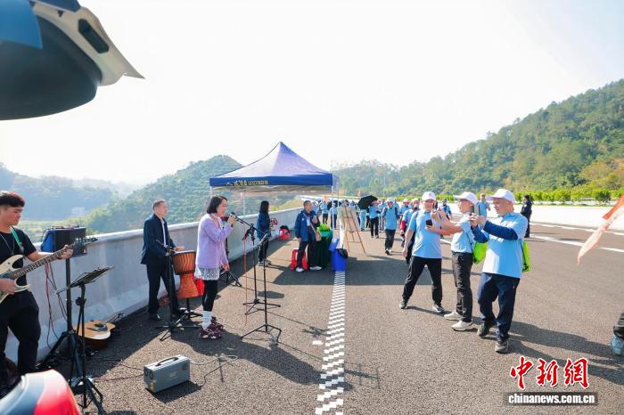 阳信高速通车引徒步盛宴 千人踏歌庆交通巨变